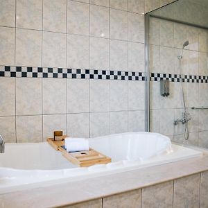 Deluxe Double Room Bath